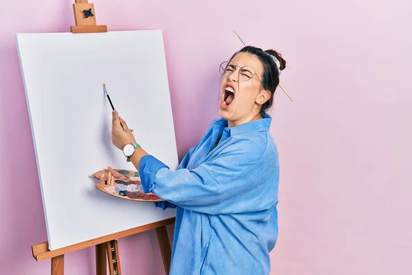 Mujer Hispana Joven Pie Dibujando Con Paleta Por Caballete Pintor — Foto de Stock