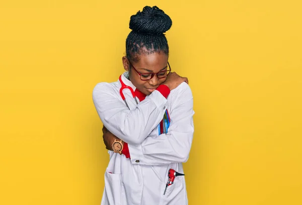 Ung Afrikansk Amerikansk Kvinna Bär Doktor Uniform Och Stetoskop Krama — Stockfoto