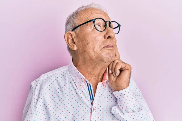 Homme Caucasien Senior Portant Des Vêtements Décontractés Des Lunettes Pensant — Photo