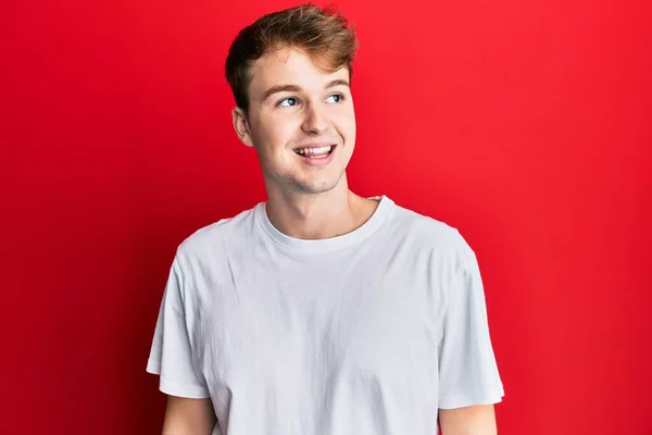 Jeune Homme Caucasien Portant Shirt Blanc Décontracté Regardant Vers Côté — Photo