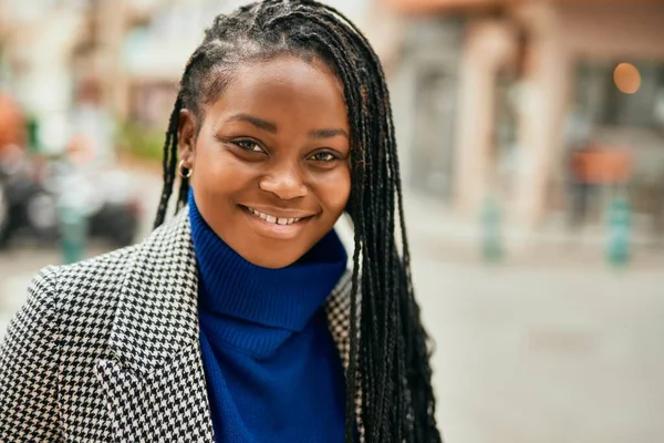 Jeune Femme Affaires Afro Américaine Souriante Heureuse Debout Ville — Photo