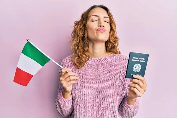 Νεαρή Καυκάσια Γυναίκα Που Κρατάει Την Ιταλική Σημαία Και Διαβατήριο — Φωτογραφία Αρχείου