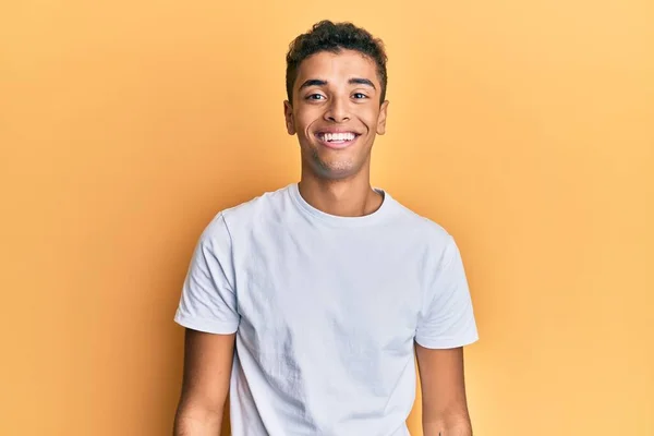 Junger Gutaussehender Afrikanisch Amerikanischer Mann Lässigem Weißem Shirt Der Positiv — Stockfoto