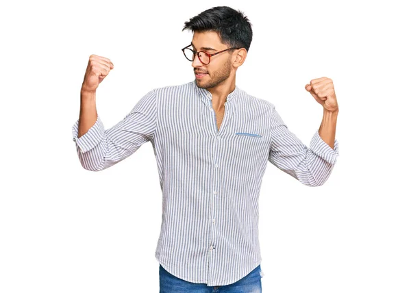 Joven Hombre Guapo Con Ropa Casual Gafas Que Muestran Los — Foto de Stock