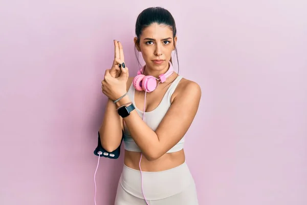 Ung Latinamerikansk Kvinna Klädd Gympakläder Och Med Hörlurar Som Håller — Stockfoto