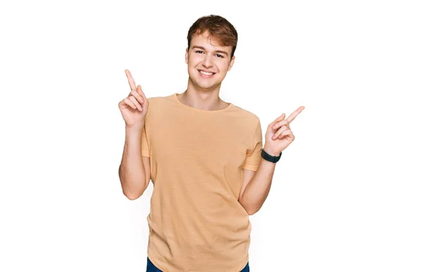 Joven Hombre Caucásico Usando Ropa Casual Sonriendo Confiado Señalando Con —  Fotos de Stock