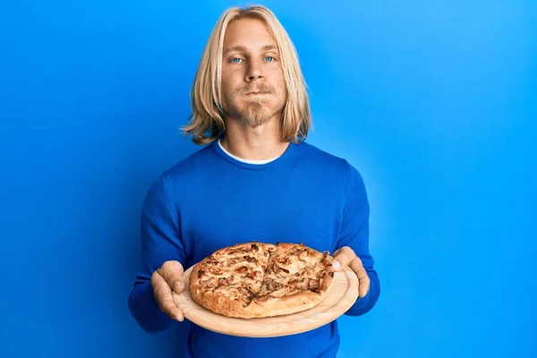 Blanke Jongeman Met Lang Haar Met Italiaanse Pizza Puffende Wangen — Stockfoto