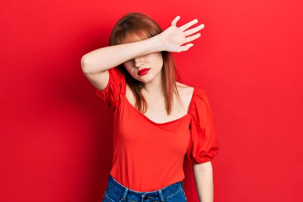 Ruiva Jovem Mulher Vestindo Casual Camiseta Vermelha Cobrindo Olhos Com — Fotografia de Stock