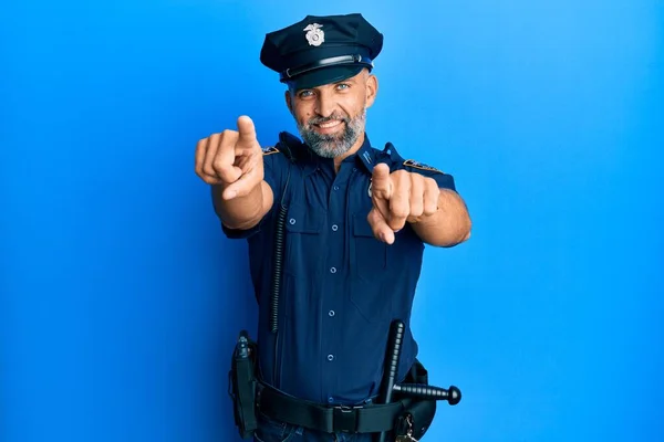 Homem Bonito Meia Idade Vestindo Uniforme Policial Apontando Para Você — Fotografia de Stock