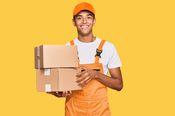 Jonge Knappe Afro Amerikaanse Man Houdt Levering Pakket Kijken Positief — Stockfoto