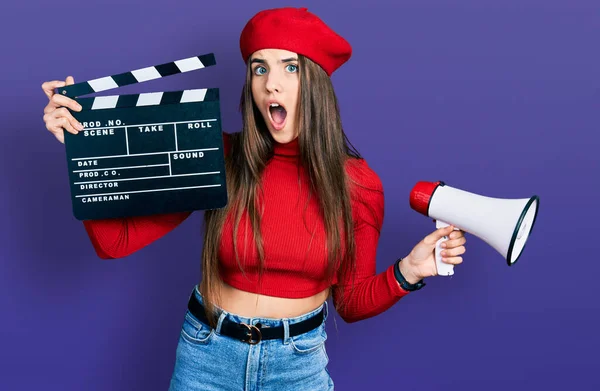 Młody Brunetka Nastolatek Trzyma Film Wideo Clapboard Megafon Boi Się — Zdjęcie stockowe