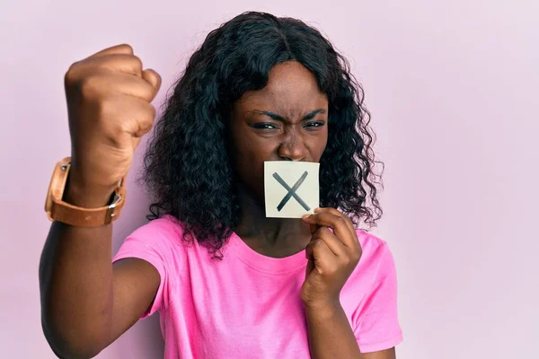 Красивая Африканская Молодая Женщина Держит Руках Бумагу Символом Креста Раздраженный — стоковое фото