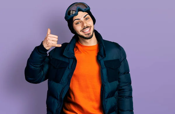 Jeune Homme Hispanique Barbu Portant Des Vêtements Neige Des Lunettes — Photo