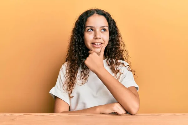 Tiener Latijns Amerikaans Meisje Casual Kleren Zittend Tafel Met Hand — Stockfoto