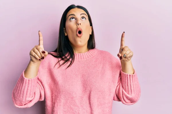 Mooie Brunette Vrouw Dragen Casual Winter Trui Verbaasd Verrast Omhoog — Stockfoto