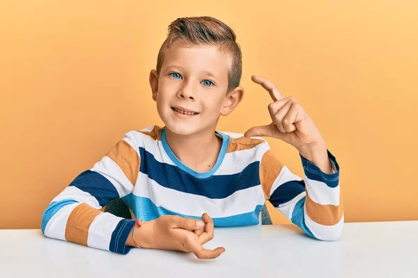 Adorable Niño Caucásico Con Ropa Casual Sentado Mesa Sonriente Seguro — Foto de Stock