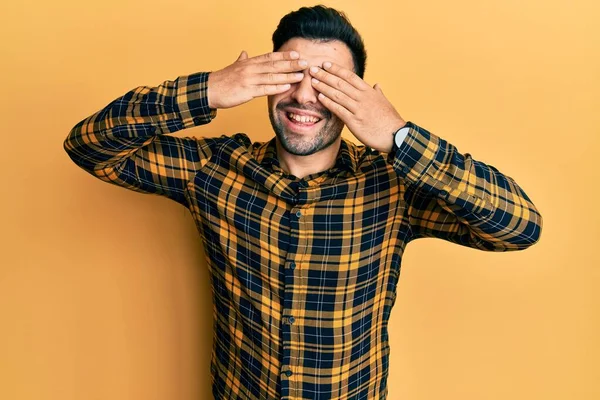 Giovane Uomo Ispanico Indossa Abiti Casual Che Coprono Gli Occhi — Foto Stock