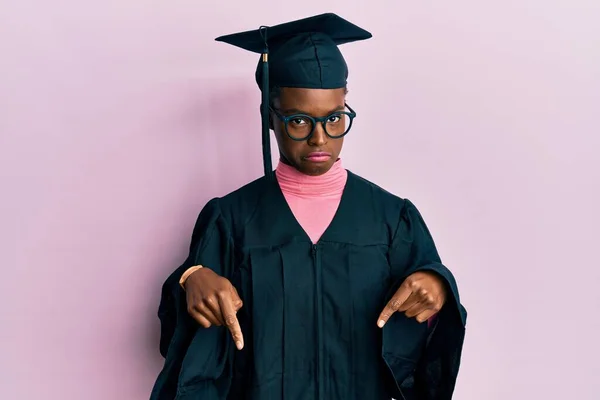 Junges Afrikanisch Amerikanisches Mädchen Mit Abschlussmütze Und Zeremoniengewand Das Traurig — Stockfoto