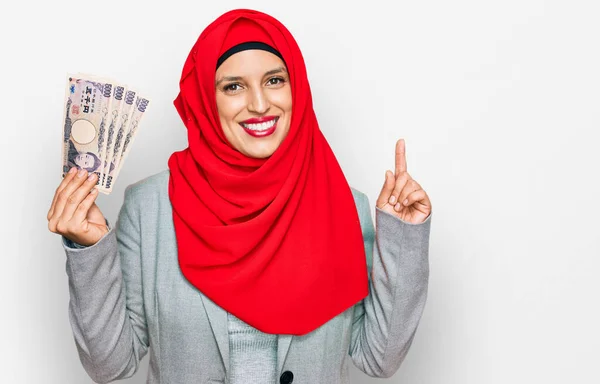 Όμορφη Ισπανίδα Που Φοράει Ισλαμική Μαντίλα Κρατώντας Ιαπωνικά Χαρτονομίσματα Γιεν — Φωτογραφία Αρχείου