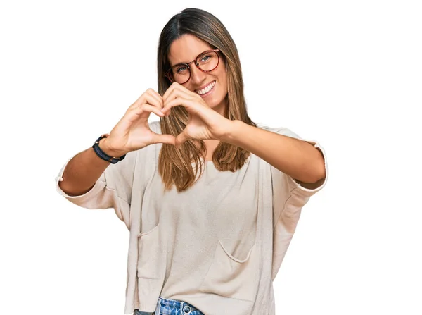 Młoda Kobieta Luźnych Ubraniach Okularach Uśmiecha Się Miłości Robi Kształt — Zdjęcie stockowe