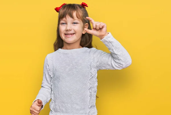 Piccolo Ragazzo Caucasico Ragazza Indossa Abiti Casual Sorridente Fiducioso Gesticolando — Foto Stock