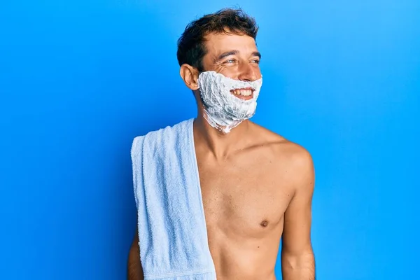 Hombre Guapo Salvando Barba Con Espuma Afeitada Sobre Cara Mirando — Foto de Stock