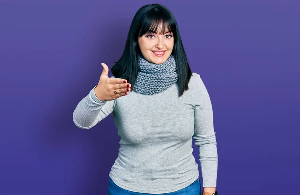 Young Hispanic Size Woman Wearing Winter Scarf Smiling Friendly Offering — Stock Photo, Image