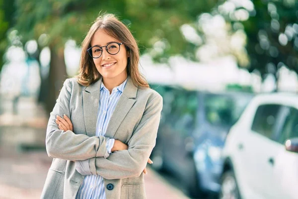 Νεαρή Ισπανίδα Επιχειρηματίας Χέρια Σταυρωμένα Χαμογελώντας Ευτυχισμένη Στην Πόλη — Φωτογραφία Αρχείου