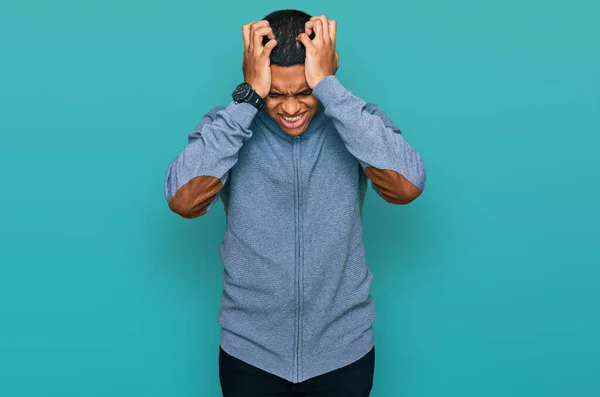 Jovem Hispânico Bonito Vestindo Camisola Casual Sofrendo Dor Cabeça Desesperada — Fotografia de Stock