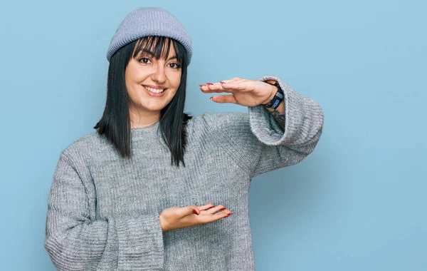 Junge Hispanische Frau Mit Süßer Wollmütze Gestikuliert Mit Händen Die — Stockfoto