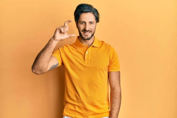 Joven Hombre Hispano Con Camiseta Amarilla Casual Sonriente Gesto Confiado — Foto de Stock