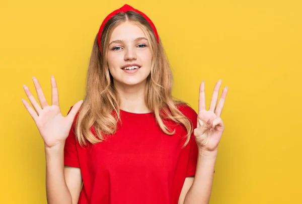 Hermosa Chica Caucásica Joven Con Camiseta Roja Casual Mostrando Apuntando —  Fotos de Stock