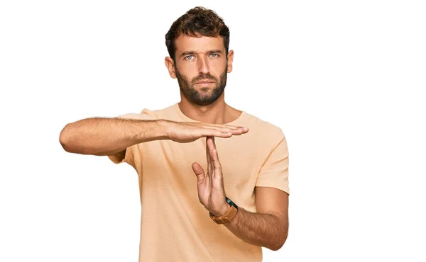 Bonito Jovem Com Barba Vestindo Camiseta Casual Fazendo Tempo Fora — Fotografia de Stock