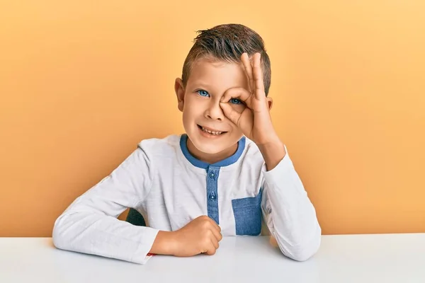 Bedårande Kaukasiska Unge Bär Casual Kläder Sitter Bordet Gör Gest — Stockfoto