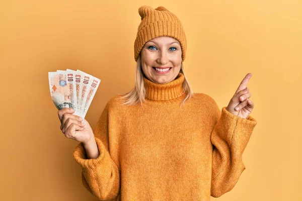 Güzel Orta Yaşlı Sarışın Kadın Elinde Pound Tutuyor Banknotlar Gülümsüyor — Stok fotoğraf