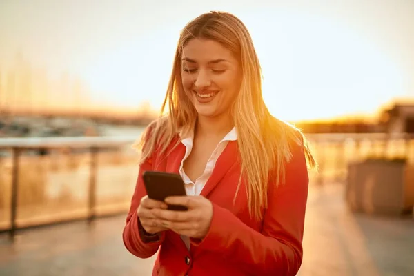 Junge Blonde Geschäftsfrau Lächelt Glücklich Mit Smartphone Die Stadt — Stockfoto