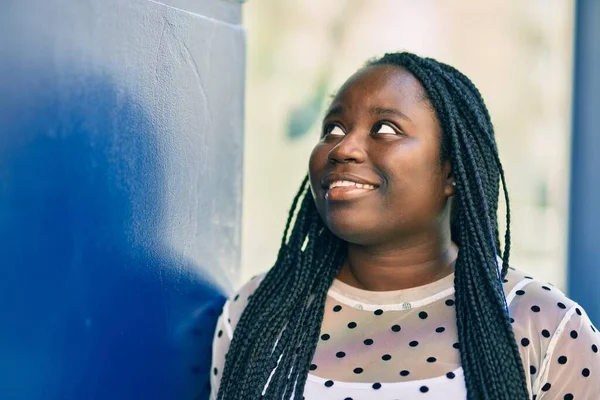 Молодая Африканская Американка Улыбается Счастливой Стоя Городе — стоковое фото