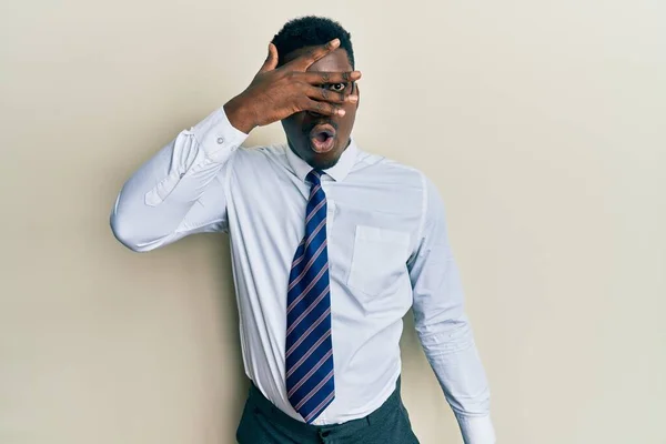 Knappe Zwarte Man Draagt Bril Business Shirt Stropdas Gluren Shock — Stockfoto