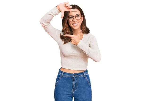 Mujer Morena Joven Con Ropa Casual Gafas Sonrientes Haciendo Montura — Foto de Stock