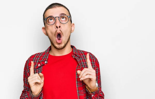 Giovane Ispanico Che Indossa Abiti Casual Stupito Sorpreso Guardando Alto — Foto Stock