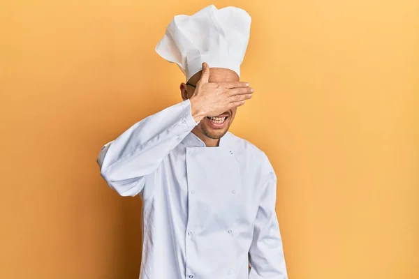 Hombre Calvo Con Barba Vistiendo Uniforme Cocinero Profesional Sonriendo Riendo — Foto de Stock