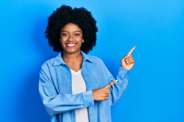 Ung Afrikansk Amerikansk Kvinna Bär Casual Kläder Leende Och Tittar — Stockfoto