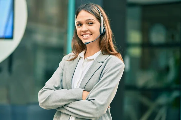 Jeune Centre Appel Latin Aget Girl Souriant Heureux Utilisant Casque — Photo