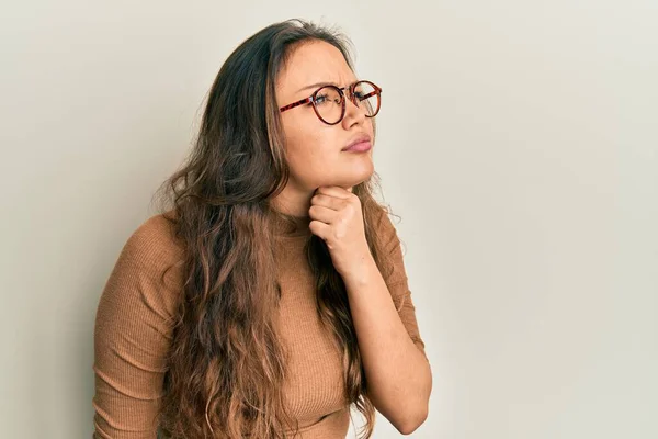 Chica Hispana Joven Que Usa Ropa Casual Gafas Tocando Cuello —  Fotos de Stock