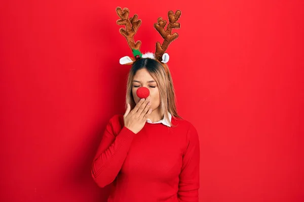 Krásná Hispánka Jelením Vánočním Kloboukem Červeným Nosem Znuděně Zírala Unavená — Stock fotografie