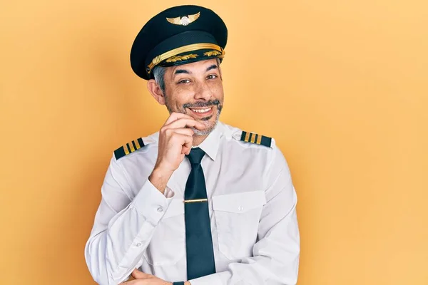Hezký Muž Středního Věku Šedivými Vlasy Uniformě Pilota Letadla Sebevědomě — Stock fotografie