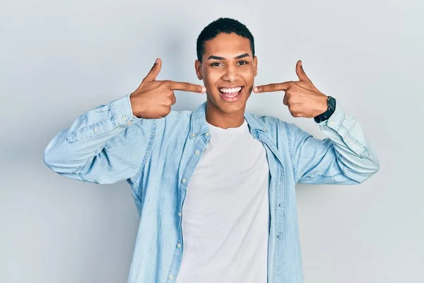 Mladý Afroameričan Neformálním Oblečení Veselým Úsměvem Ukazujícím Ukazujícím Prsty Zuby — Stock fotografie