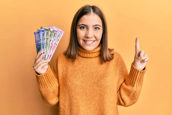 Kafkasyalı Genç Bir Kadın Elinde Hint Banknotları Tutarken Mutlu Bir — Stok fotoğraf