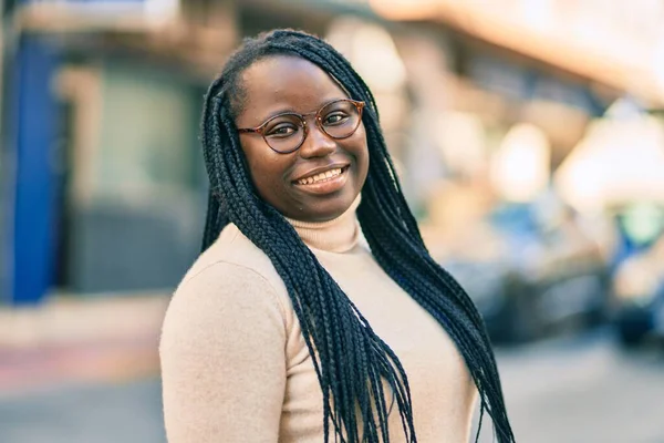 Joven Mujer Afroamericana Sonriendo Feliz Pie Ciudad —  Fotos de Stock