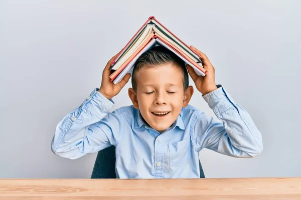 Adorable Niño Caucásico Sosteniendo Libro Cabeza Sonriendo Riendo Voz Alta — Foto de Stock